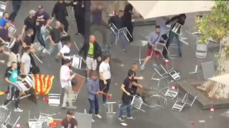 Violentos incidentes entre ultras en Barcelona