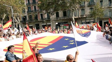 Miles de personas se manifiestan en Barcelona para conmemorar el 12-O