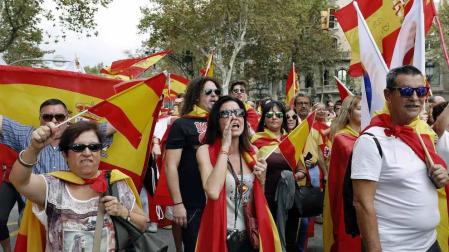 manifestación en Barcelona bajo el lema 'Cataluña sí, España también', convocada por Societat Civil Catalana, Espanya i Catalans y otras entidades contrarias a la independencia con motivo del Día de la Fiesta Nacional.
