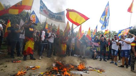 Una pelea junto a la manifestación de Barcelona destroza la terraza de un bar
