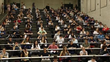 Los alumnos de la UN y la UPNA cobrarán menos beca del Gobierno de Navarra
