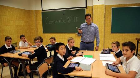 El profesor de Lengua y Literatura Álvaro González Martínez de Lecea, en un aula del colegio Irabia-Izaga con alumnos 1º de ESO (12 años). El programa ComunicARTE, que él ideó, se utiliza en muchos colegios públicos y concertados de Navarra y otras comunidades autónomas.