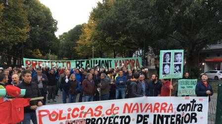 Policías piden frente al Parlamento de Navarra la retirada de la Ley de Policías