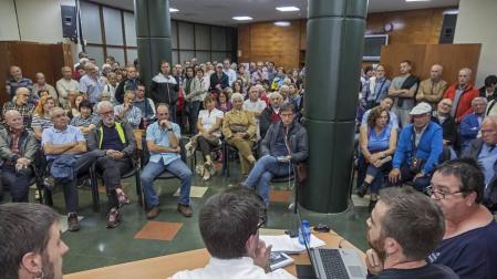 Ni técnicos ni ediles convencen a los vecinos que pagan más contribución