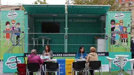 Un autobús alerta en Pamplona de la venta de productos falsos
