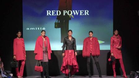 El Corte Inglés de Pamplona presentó este viernes sus nuevas colecciones de mujer, hombre y juventud para la temporada Otoño-Invierno 2017-18. Esta cita con la moda, que se repite al comienzo de cada temporada, tuvo lugar en el Palacio de Congresos y Auditorio Baluarte.