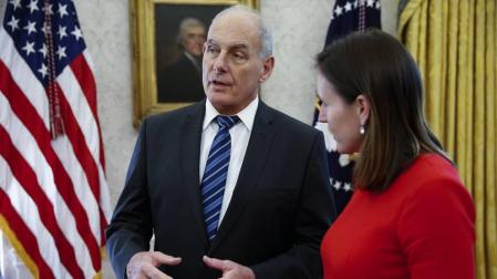 John Kelly con la portavoz de la Casa Blanca, Linsday Walters