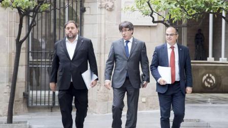 El presidente de la Generalitat, Carles Puigdemont, junto al vicepresidente, Oriol Junqueras, y el conseller de Presidencia, Jordi Turrull, este martes a su llegada a la reunión semanal del Govern, el mismo día en que expira el plazo dado por el Gobierno a la Generalitat para que justifique los gastos no esenciales.