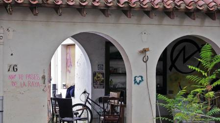 El inmueble ocupado se encuentra dentro de la antigua finca de Arraiza, es decir, casi frente a las instalaciones de Casa Gurbindo, pero oculto a la vista de los paseantes