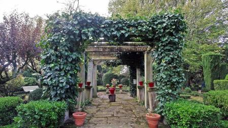 El inmueble ocupado se encuentra dentro de la antigua finca de Arraiza, es decir, casi frente a las instalaciones de Casa Gurbindo, pero oculto a la vista de los paseantes