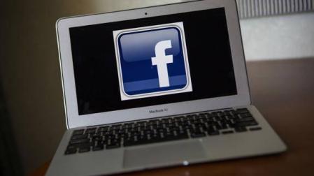 Un ordenador con el logo de Facebook.