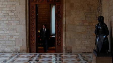 Puigdemont amaga con elecciones y endosa al Parlament la DUI