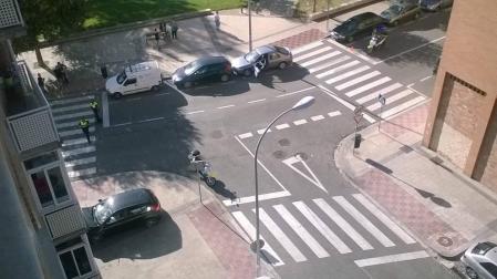 Un coche se empotra contra un escaparate en el Paseo del Arga de Pamplona