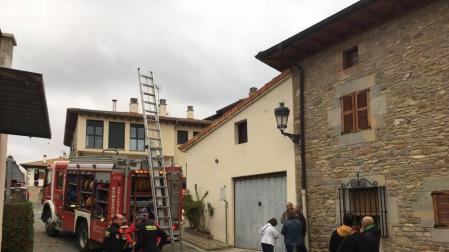 Galería de imágenes del derrumbe de una casa tras una explosión en Arazuri, Navarra