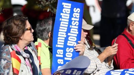 Miles de personas han llenado la plaza de Colón