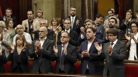 El presidente de la Generalitat de Cataluña, Carles Puigdemont (d), el vicepresidente del Govern, Oriol Junqueras (2d) y el resto del govern.