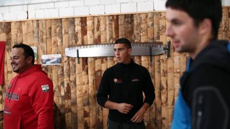 La visita a Ochagavía del equipo nacional de corte con hachas de Canadá