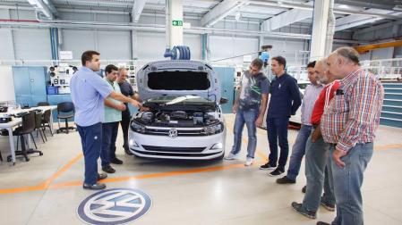Profesores de FP reciben formación en automoción en Volkswagen Navarra