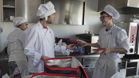 La escuela taller de Estella cocina cada día menús sociales para 25 familias