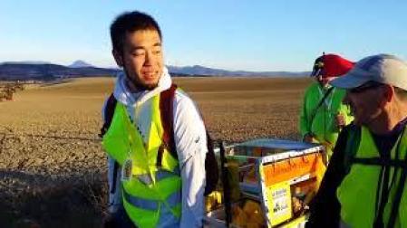 Voluntarios japoneses limpian el Camino de Santiago en Navarra