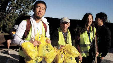 Cada 4 meses, voluntarios japoneses recorren las cunetas de la ruta jacobea en Navarra para recoger basura. Así se vive una etapa a su lado