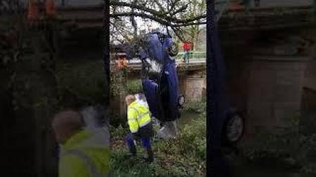 Rescate de un coche del río Arakil