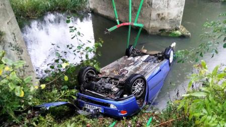 Cuatro jóvenes ilesos tras salirse de la vía y caer al río en Urdiain
