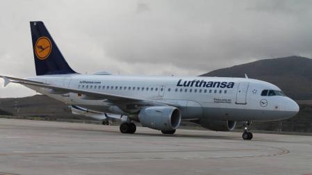 Imágenes de la inauguración del vuelo Frankfurt - Pamplona, que operará entre ambas ciudades 4 veces por semana.