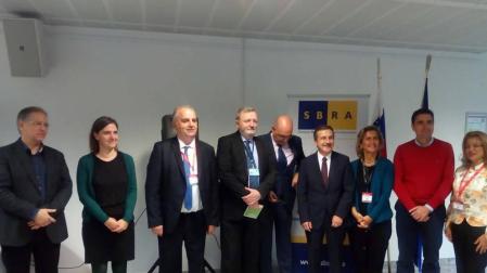 Desde la izquierda, Holger Robrecht, moderador; Claire Roumet,, directora de EnergyCities; Dimitrios Giannou, representante de Edessa, en Grecia; Drâsko Vaselinovic, y Rina Pavlin, ambos de Eslovenia; Ahmet Atac, de Turquía; Ana Abrunhosa de Portugal; Alberto Bayona, Navarra, y Caludia Ionescu, Rumanía.
