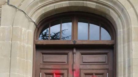 Los grafiteros centraron la mayor parte de sus pintadas en el patio del instituto sangüesino.