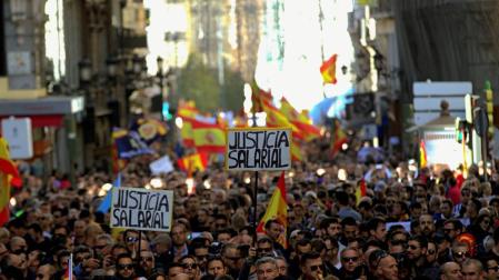 Miles de policías y guardias civiles se manifiestan por "equiparación salarial"