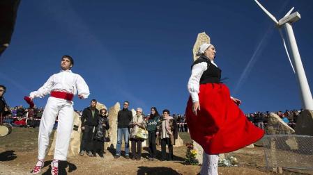 Este domingo se inauguró un monumento en piedra en recuerdo de quienes fueron asesinados por su vinculación política y sindical a favor de la Segunda República tras el golpe militar de julio de 1936
