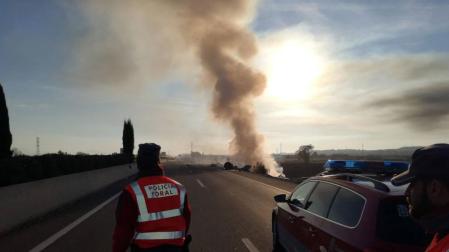 Cortada la A-68 en Tudela tras salirse un camión de la vía