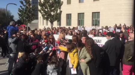 Concentración de Lunes Lilas frente a la puerta de los juzgados