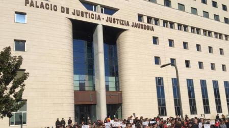 Suspendida la declaración de los acusados por el ruido de una concentración