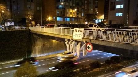Cuelgan muñecos con la cara de los cinco acusados por la violación de San Fermín