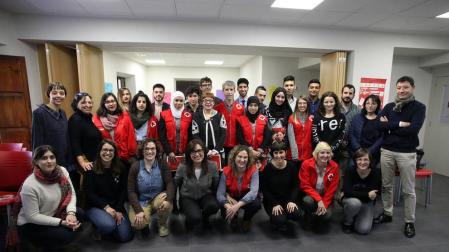 Alumnos, responsables de la escuela taller y representantes de los centros adheridos a la iniciativa posaron juntos en la cita que tuvo lugar ayer en la sede de Cruz Roja Tudela.