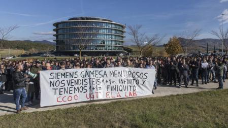 Varios cientos de trabajadores protestaron ayer en Sarriguren, a los que se sumó también una representación de la plantilla de Forem.
