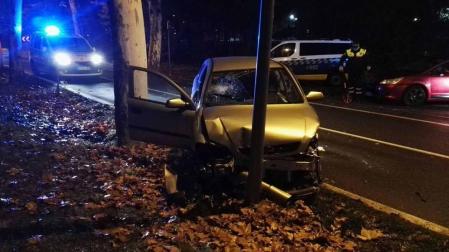 Choca contra un árbol en la carretera de la Universidad y da positivo en alcohol