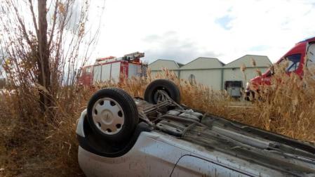 Dos heridos al salirse de la carretera y volcar en Marcilla