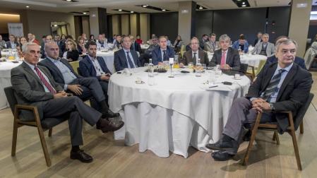 Los presentes plantearon a los expertos una decena de preguntas orientadas a conocer el grado de penetración de la revolución digital en la industria navarra. Hubo 3 conclusiones: la importancia de la formación, el talento de las personas y la colaboración.