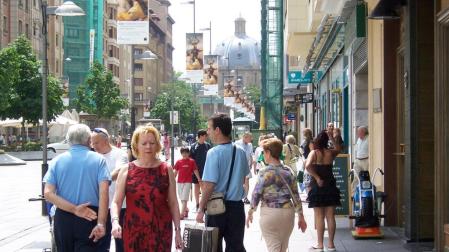 Aumentan los comercios que abren en Pamplona con las licencias expr&eacute;s