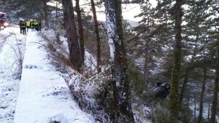 Tres heridos al volcar su coche cerca del alto del Perdón