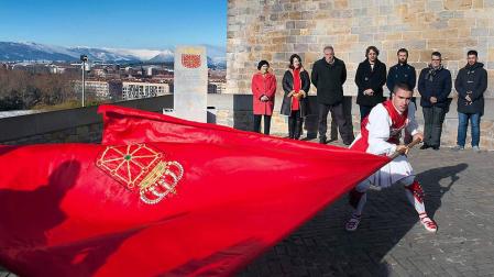 La Comunidad Foral rinde homenaje al Reino de Navarra con una ofrenda floral y música