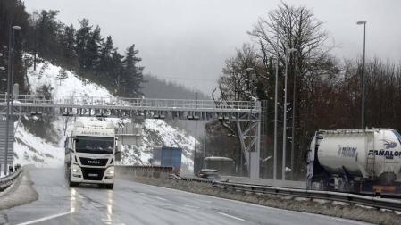 Los transportistas temen un peaje en la N-121-A tras el previsto en Etxegarate
