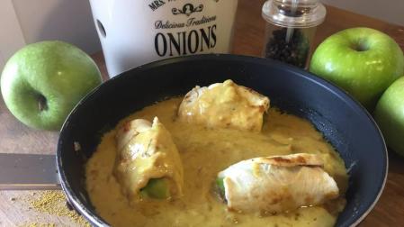 Pechugas de pollo rellenas de manzana y con salsa de curry