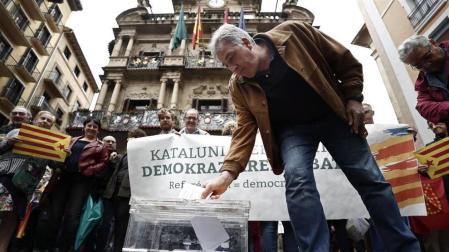 EH Bildu escenifica una votación en Pamplona en apoyo al referéndum catalán