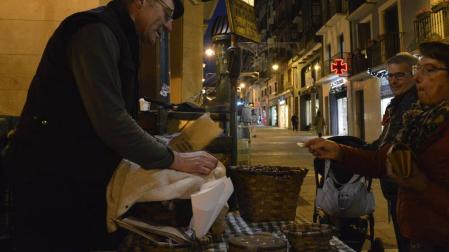 Harold Nuin Gurbindo es castañero en la calle Mercaderes de Pamplona.