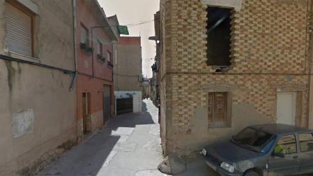 Dos agentes de la Guardia Civil sofocan un fuego en una casa en Mendavia