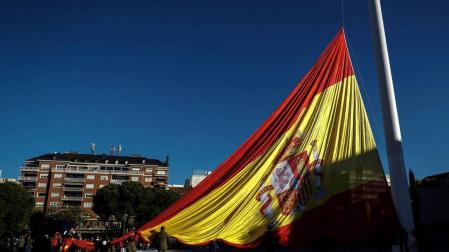 Pastor y García-Escudero presiden el izado de la bandera en el día de la Constitución